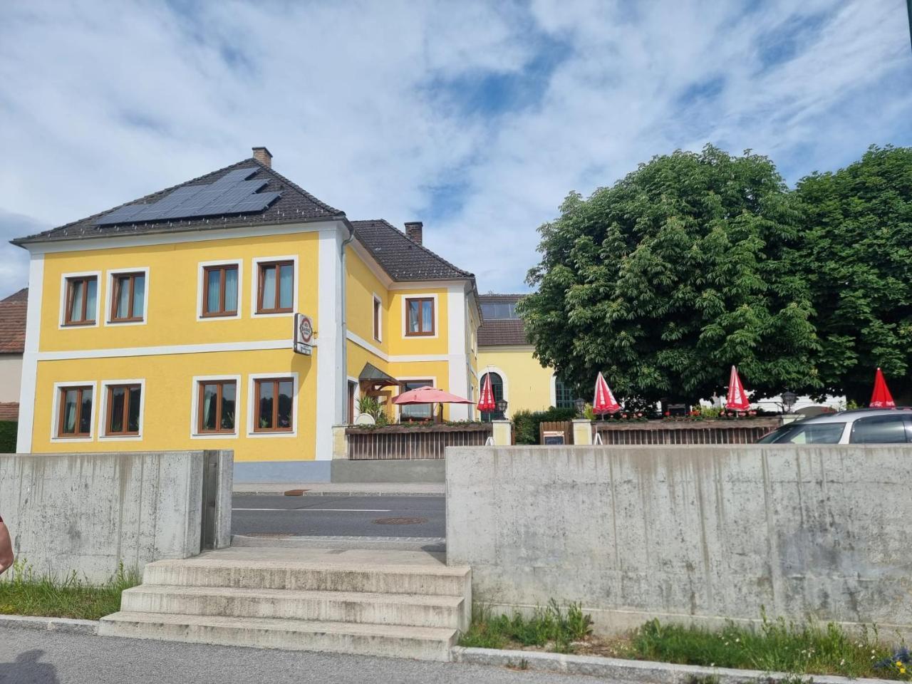Gasthof Weidenauer Gabi’s Café in Emmersdorf An Der Donau, Austria
