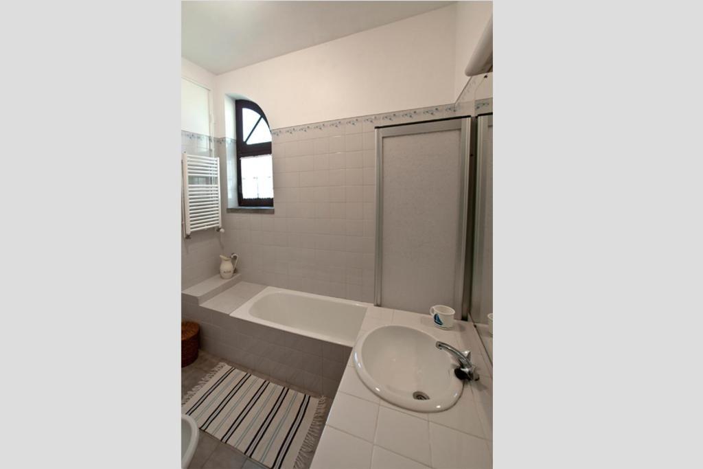 Moradia No Pinhal Com Piscina Espaco E Privacidade Para As Suas Ferias — hotel in Colares