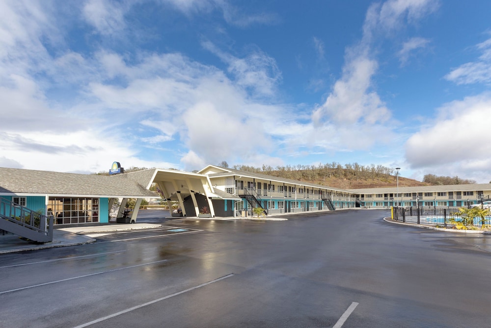 Rosewood Inn And Suites — Roseburg