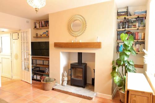 May Cottage Sofa bed Garden Countryside — 4-Star Luxury Hotel in Coleford, United Kingdom