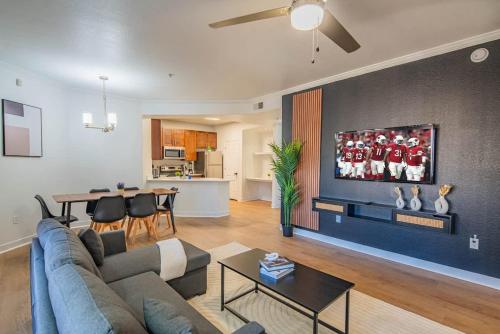 Lavish 3BD King Bed With Pool Hot Tub Gym Parking — 4-Star Luxury Hotel in Glendale, United States