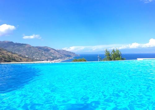 Panoramic Residence Taormina Seaview Apartment Pool — 4-Star Luxury Hotel in Taormina, Italy