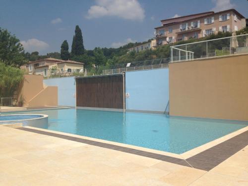 Appartement Dans Residence le Domaine de Camiole — 4-Star Luxury Hotel in Callian, France