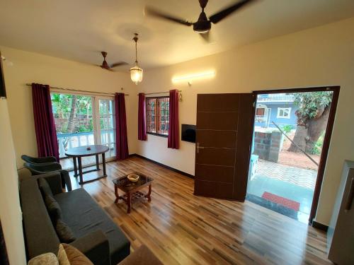 Susegad Shores Chic 1bhk Coastal Escape — Solim