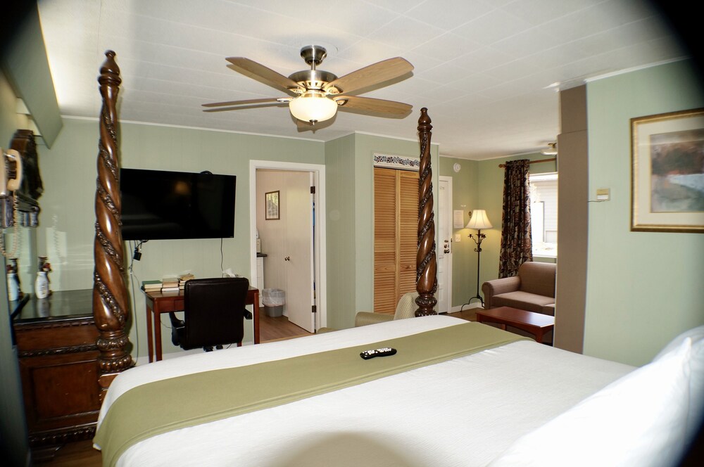 CedarWood Inn - photo 81