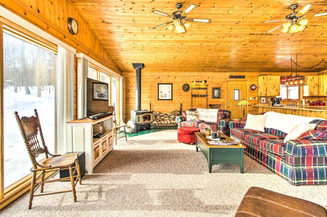 Lakefront Hackensack Cabin with Patio and Grill — 4-Star Luxury Hotel in Lockport, United States