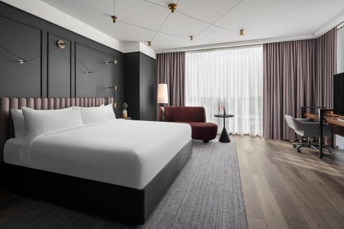 Renaissance Milwaukee West Hotel - photo 8