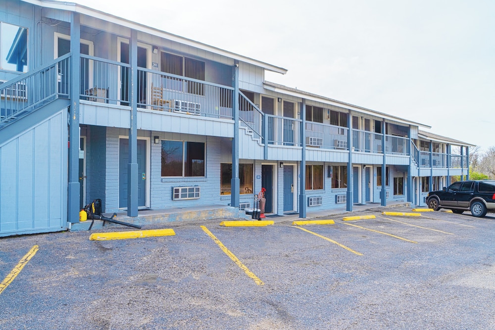 Regency Inn Three Rivers I 37 — Three Rivers