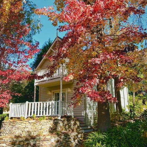 Aldgate Creek Cottage Bed and Breakfast — 4-Star Luxury Hotel in Aldgate, Australia