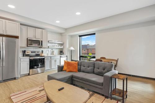 CozySuites Mass with parking lounge & roof deck #32 — 4-Star Luxury Hotel in Indianapolis, United States