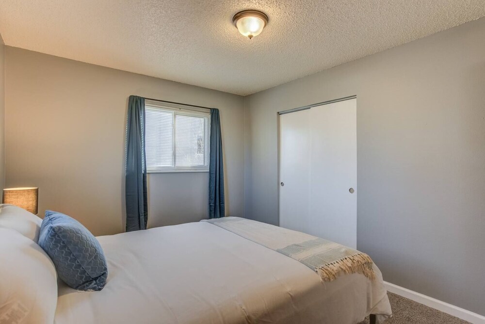 2BR Aptmt Parks Private Deck Mountain Views - photo 5