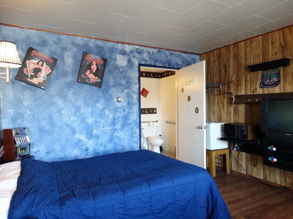Blue and White Motel - photo 7