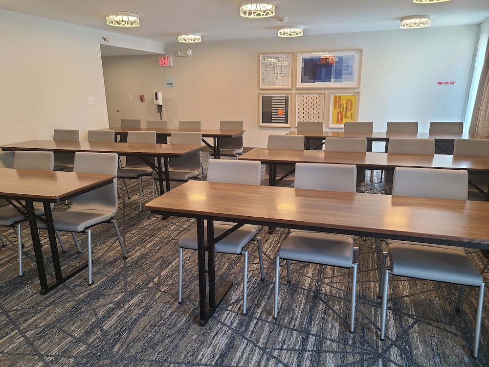 Holiday Inn Express & Suites Ft. Lauderdale N Exec Airport by IHG - photo 59