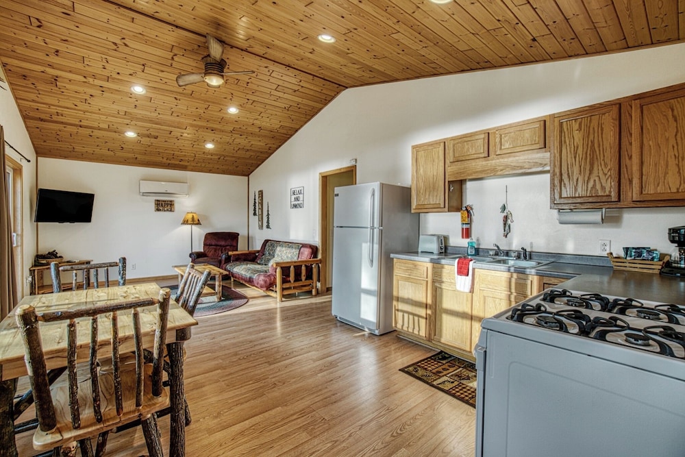 Lena's Northern Pines Resort - photo 11