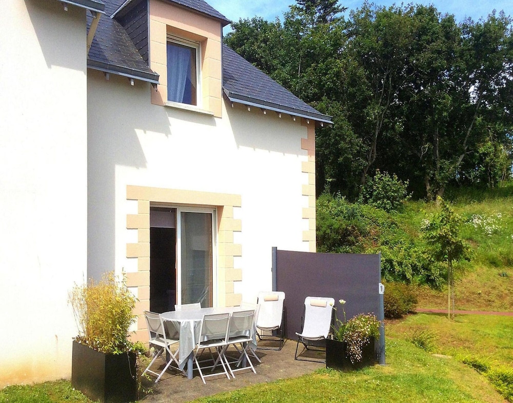 House in St. Quay Near Gr34 and Beaches — 4-Star Luxury Hotel in Saint-Quay-Portrieux, France