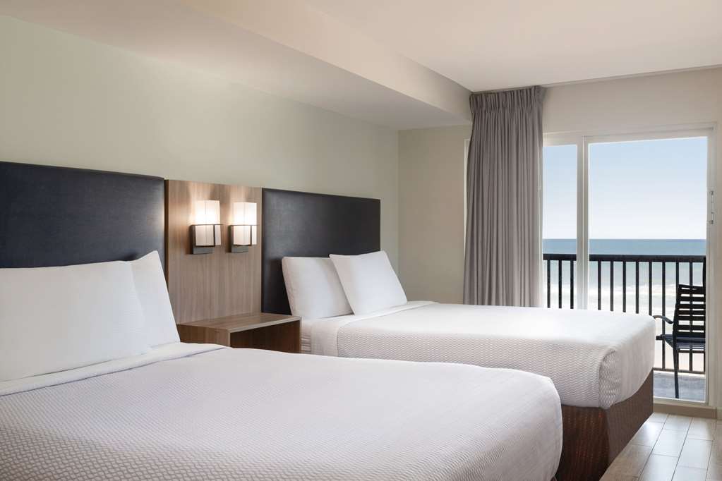 La Quinta Inn & Suites by Wyndham Oceanfront Daytona Beach - photo 23