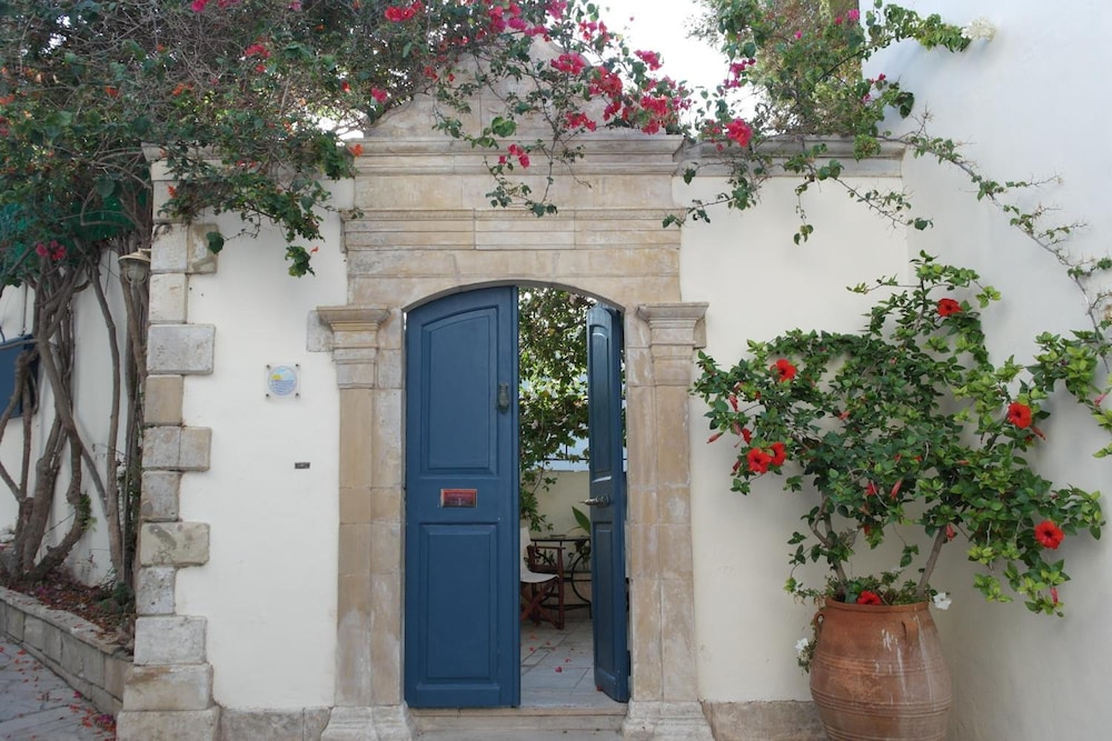 Villa Kynthia — 4-Star Luxury Hotel in Panormos, Greece