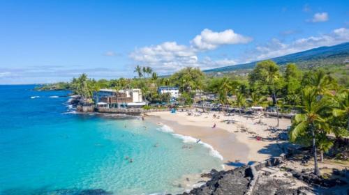 White Sands Beach Condo #324. BIG PATIO Ocean and Mountains across from beach — 4-Star Luxury Hotel in Kailua-Kona, United States