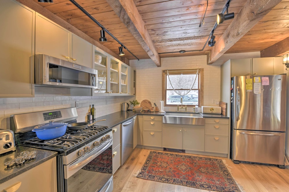 Upscale Montgomery Cabin Near Jay Peak Resort - photo 3
