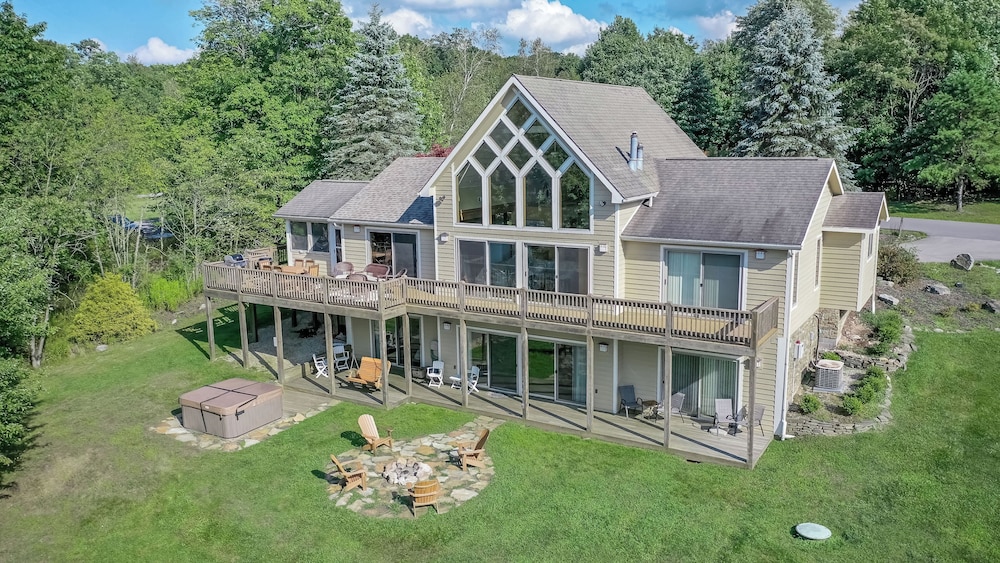 Wolfpack Retreat - carbon neutral hotel in Swanton