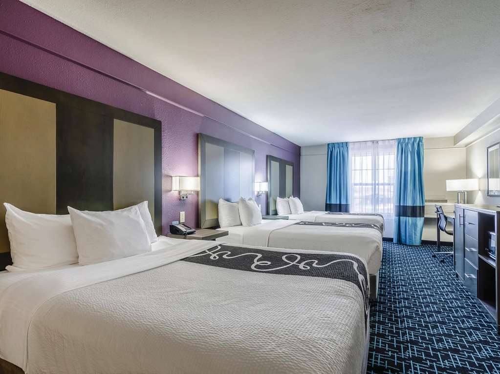 La Quinta Inn & Suites by Wyndham Kansas City Airport - photo 39