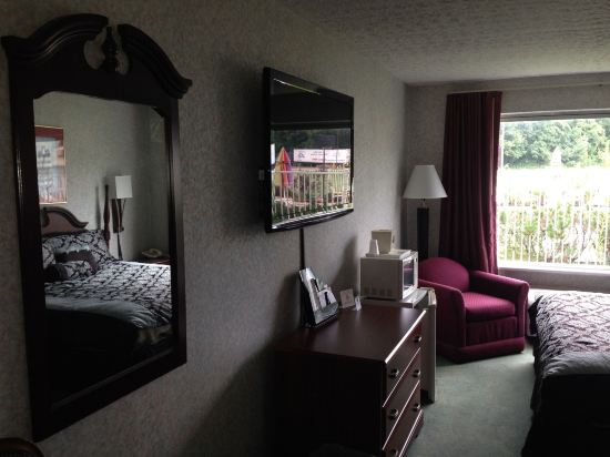 Super 6 Inn and Suites - photo 13