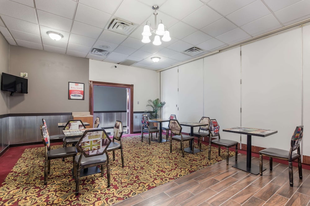 Econo Lodge Evansville - photo 17
