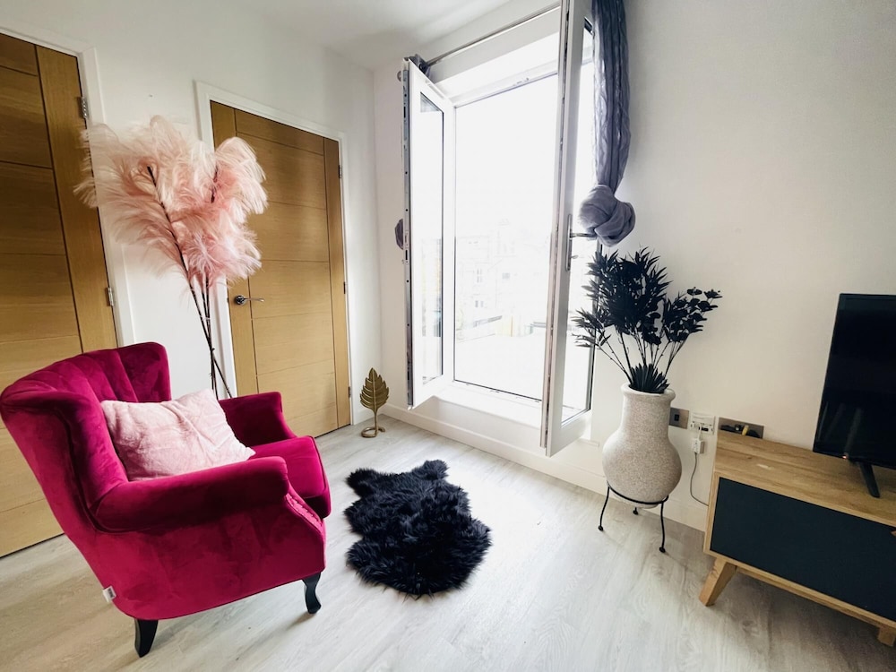 Modern Pet Friendly Apartment in Cambridge with Garden & Parking — 4-Star Luxury Hotel in Cambridge, United Kingdom