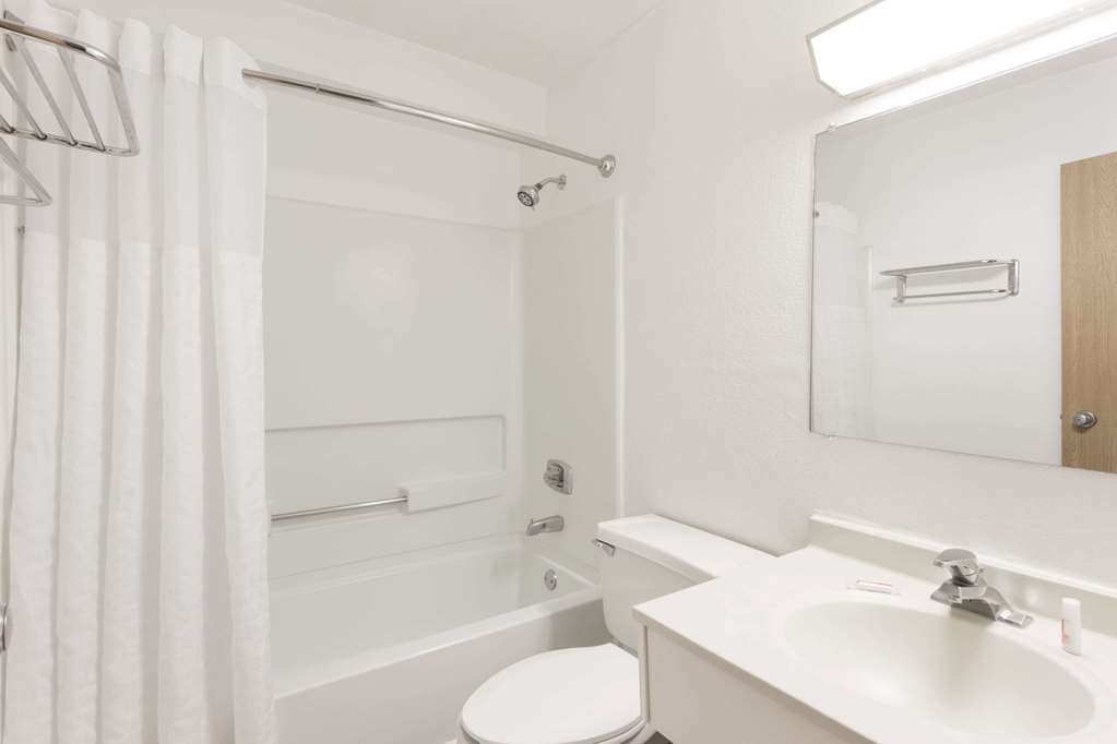 Super 8 by Wyndham Mundelein Libertyville Area - photo 7