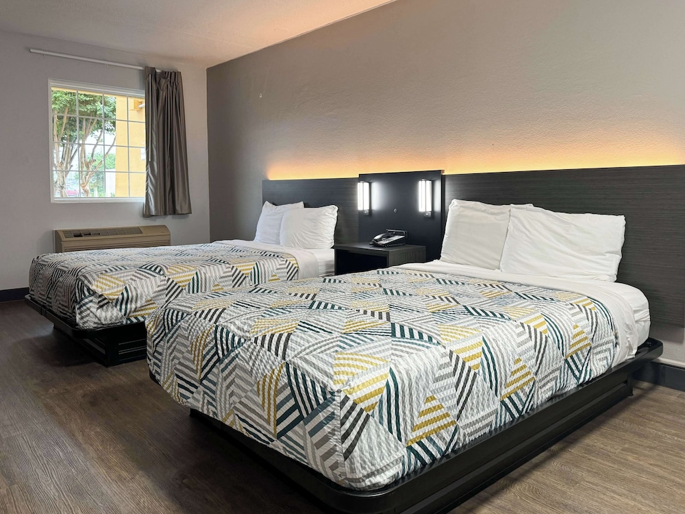 Days Inn & Suites by Wyndham Huntsville Space Center - photo 3