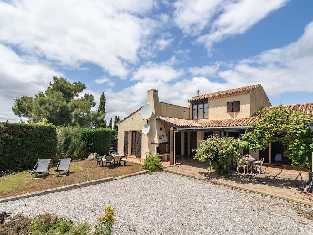 Villa Near Chateau Beaufort With a Beautiful View of the Vineyards — 4-Star Luxury Hotel in Beaufort, France