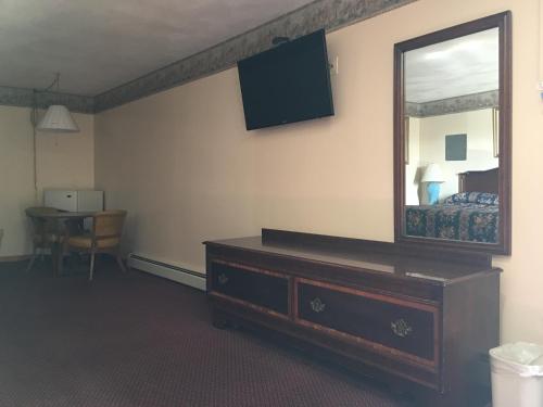 Knotty Pine Motel - photo 11