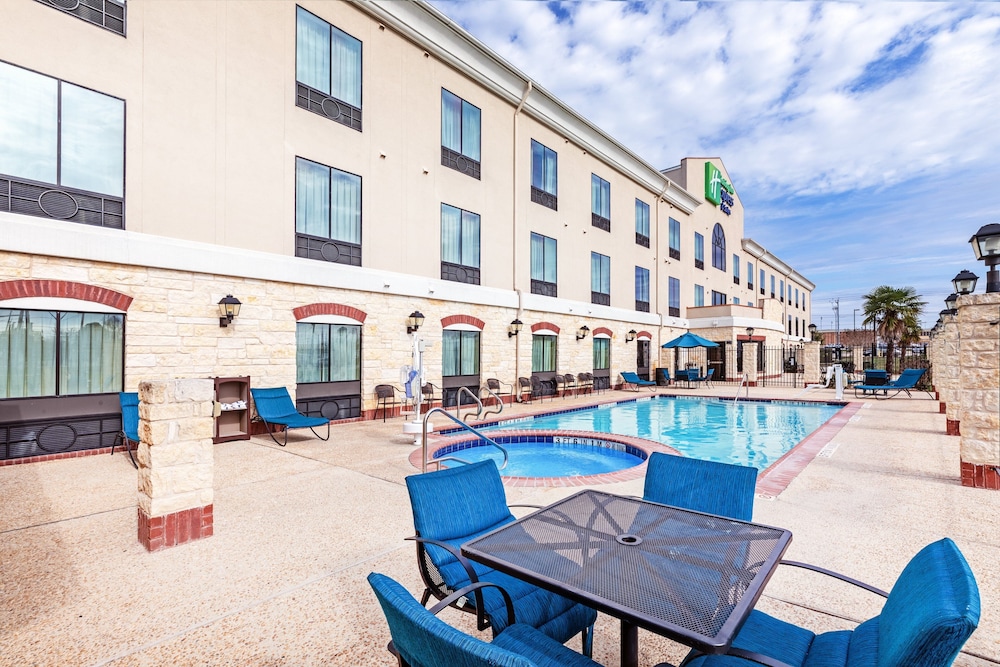 Holiday Inn Express & Suites Floresville by IHG - photo 19