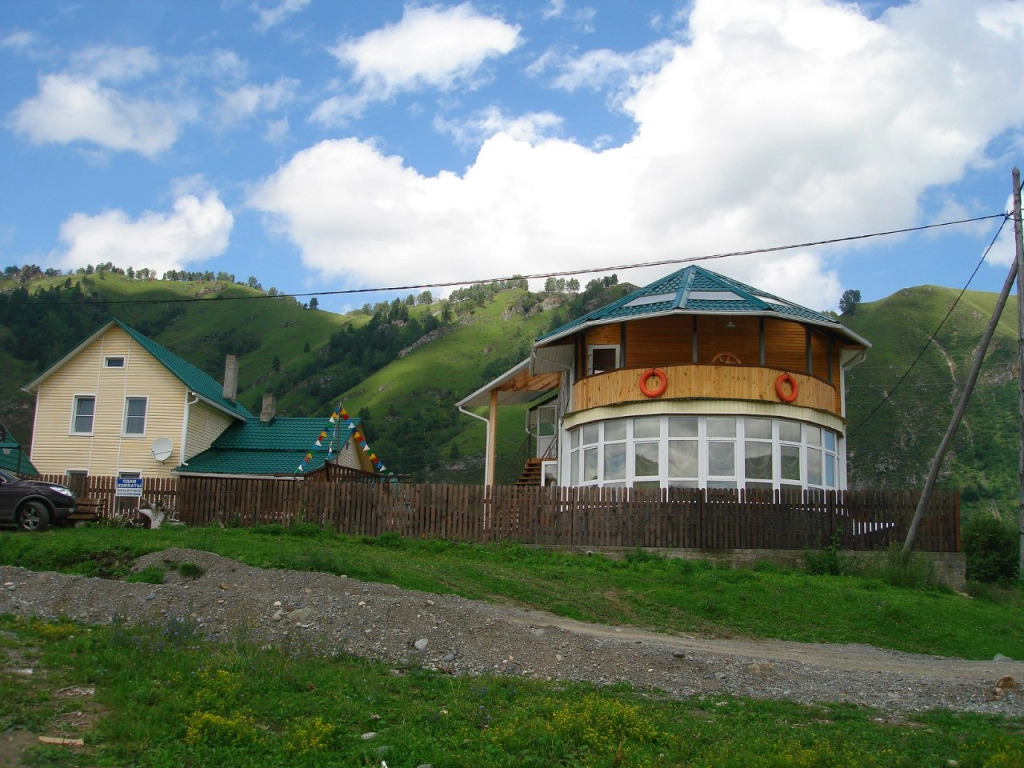 Dom na Beregovoy in Manzherok, Russia