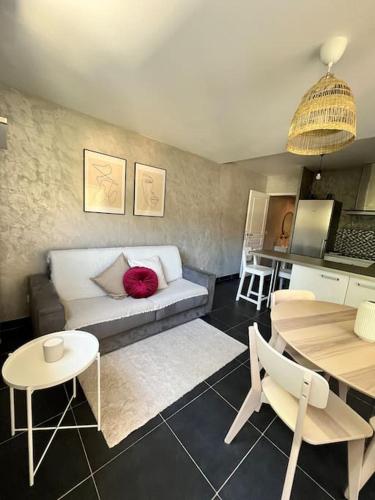 Charmant 2 Pieces Proche Monaco Parking Prive in Menton, France