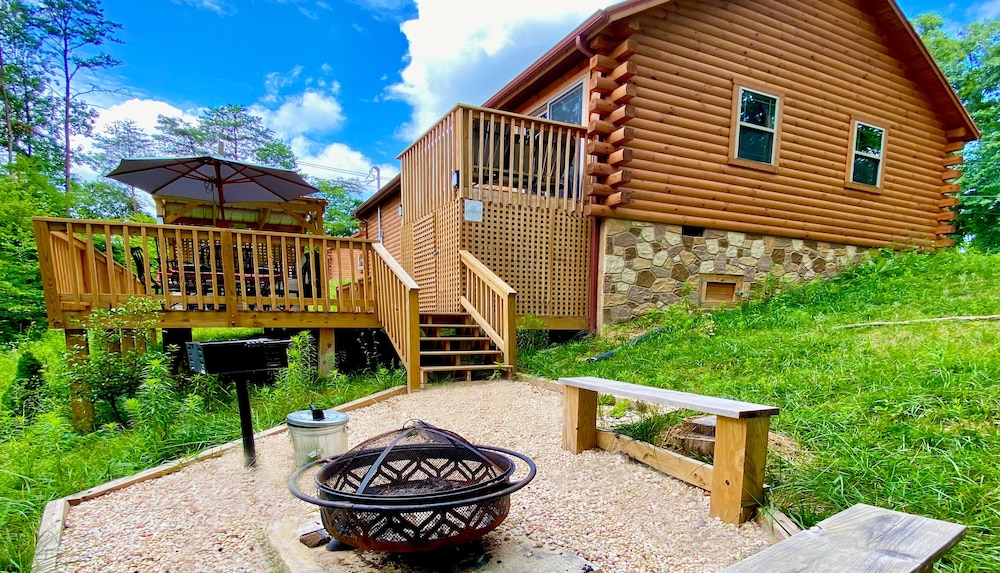 Fox's Den - carbon neutral hotel in Pigeon Forge