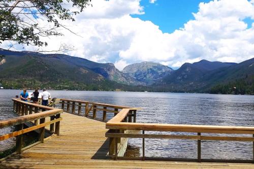 Cozy cabin Steps from Lake and Board walk 5 min RMNP Moose Lodge Studio — 4-Star Luxury Hotel in Alliance, United States