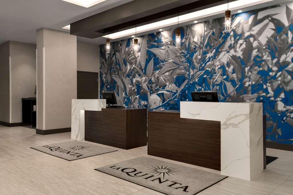 La Quinta Inn & Suites by Wyndham Orlando IDrive Theme Parks - photo 4