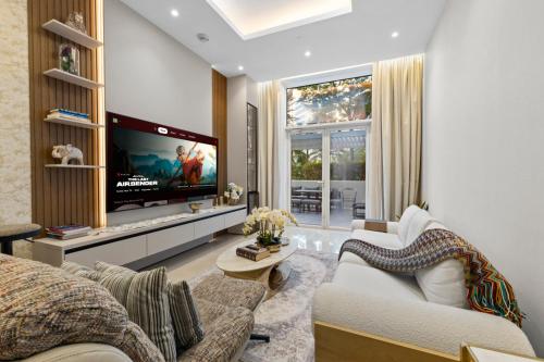 Resort Style 2BR Pool Access Private Beach - last minute hotel in Dubai