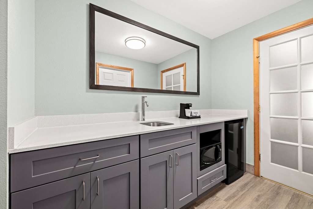 La Quinta Inn & Suites by Wyndham Newport - photo 36