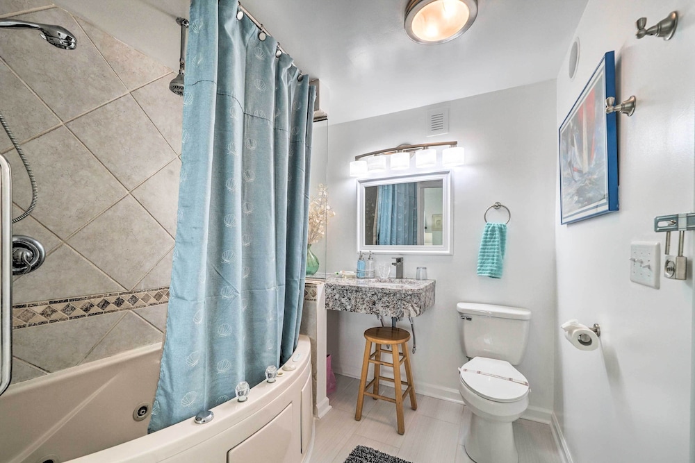 Ocean Dunes Kure Beach Condo with Balcony and Pool — 4-Star Luxury Hotel in Kure Beach, United States