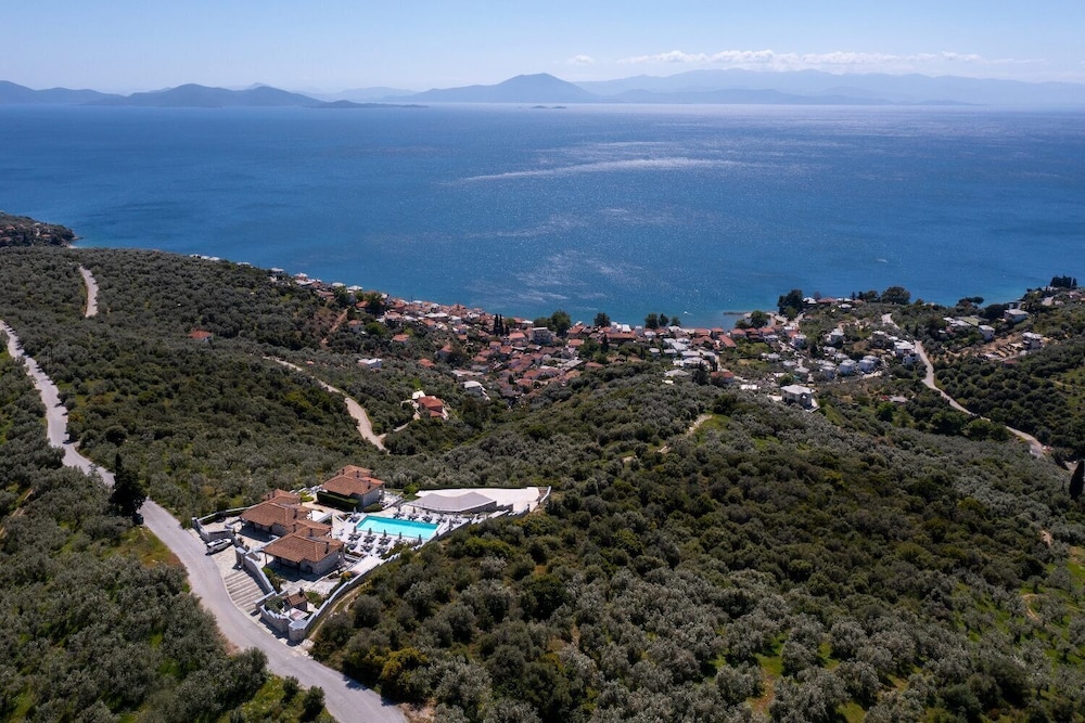 Karavia Lux Inn — 4-Star Luxury Hotel in Oichalia, Greece