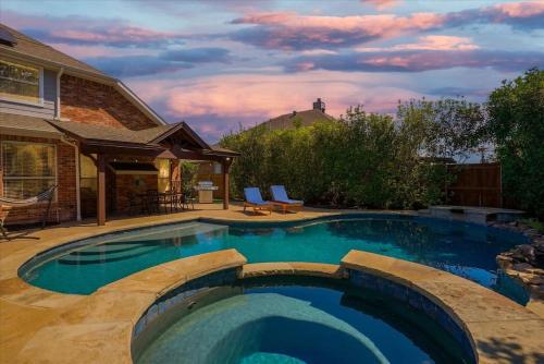 Luxury Mansion Paradise Cinema Room Pool Spa — hotel in Rowlett