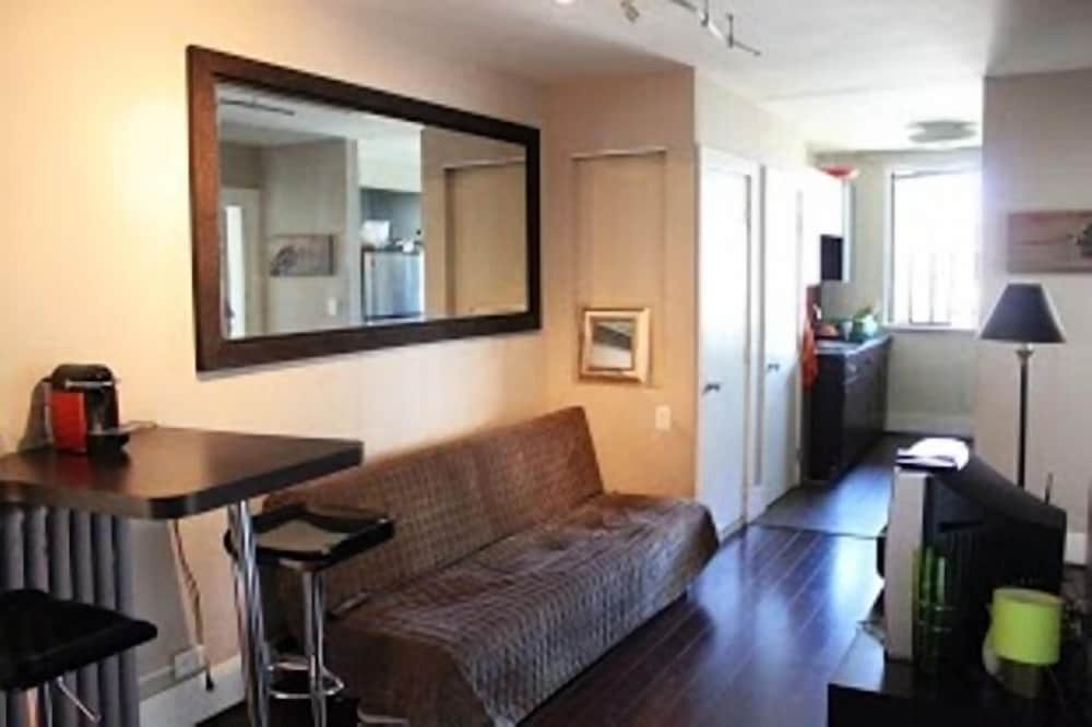 MondeLiving Robson Living in Vancouver, Canada