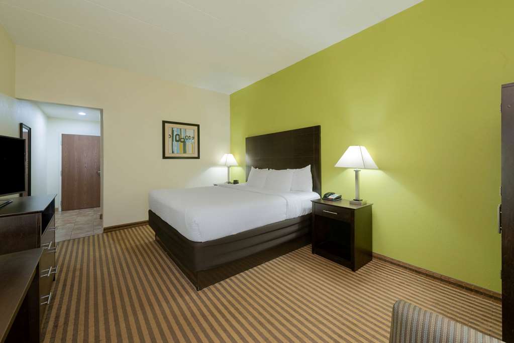 La Quinta Inn & Suites by Wyndham Columbus Grove City - photo 34