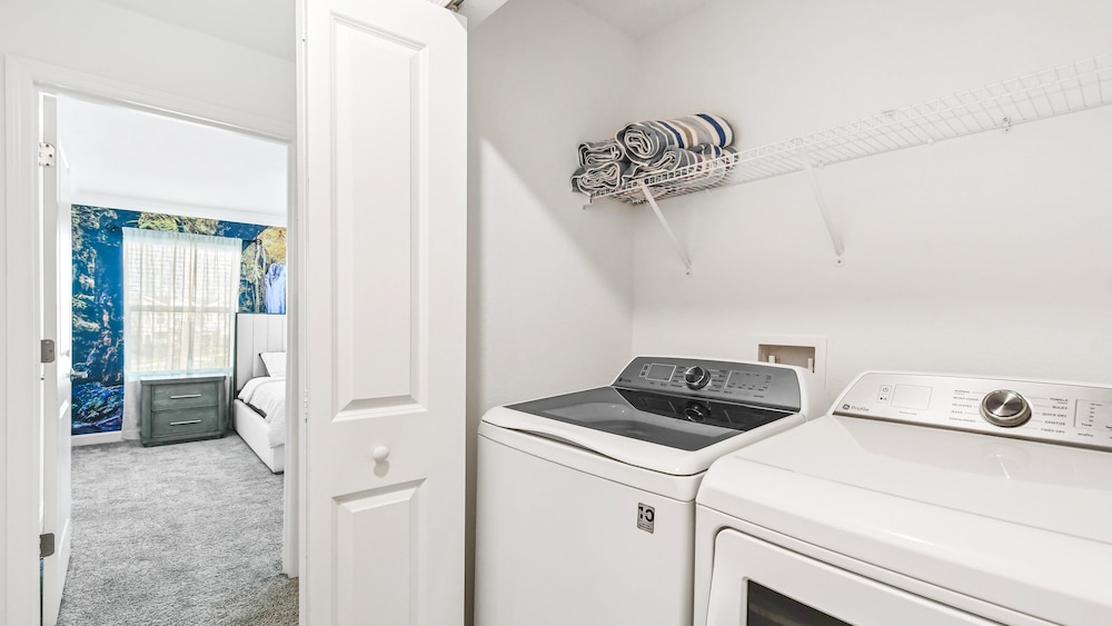 4BR Tropical Storey Lake Townhome Private Pool - photo 40