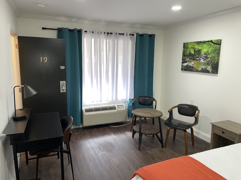 Gatehouse Motel - photo 20