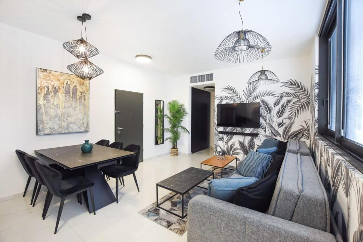 Palm 1BR next to Gazoz Beach by HolyGuest — 4-Star Luxury Hotel in Tel Aviv, Israel