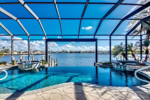 Villa Seascape by CoralVilla on 8 Lakes pool & spa — 4-Star Luxury Hotel in Cape Coral, United States