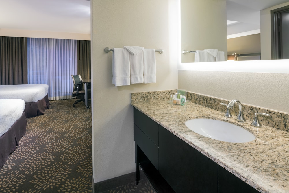 Holiday Inn & Suites Phoenix Airport North by IHG - photo 23